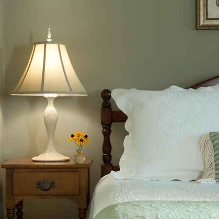 Inn At Pleasant Lake New London Room photo