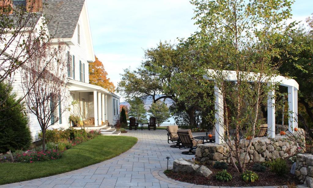 Inn At Pleasant Lake New London Exterior photo
