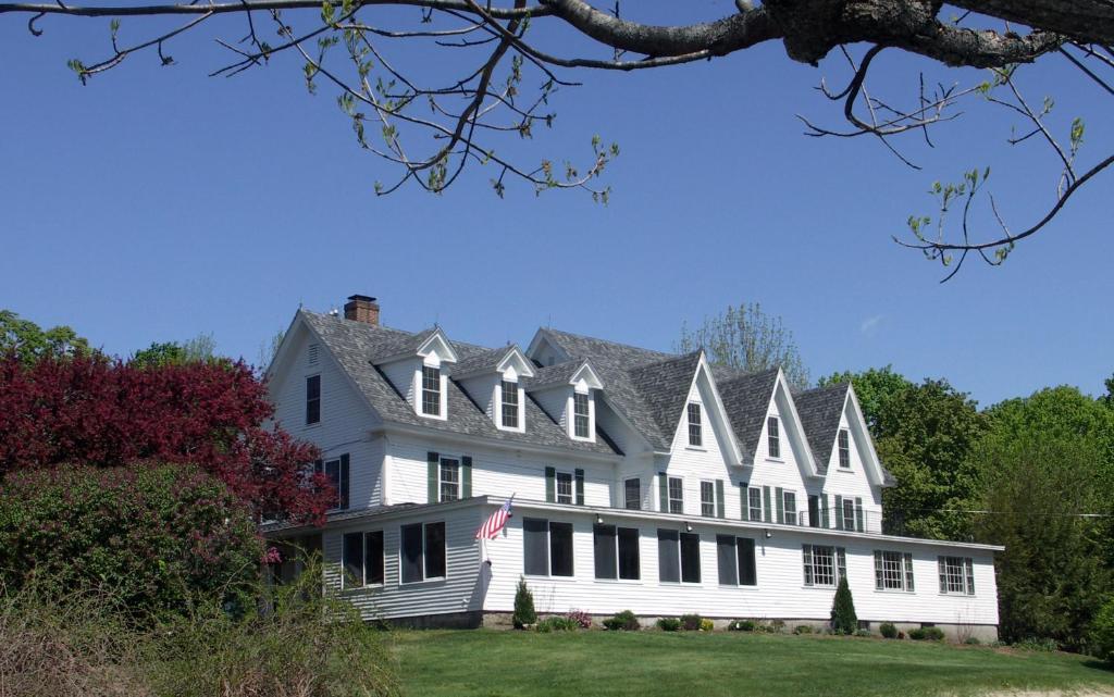 Inn At Pleasant Lake New London Exterior photo