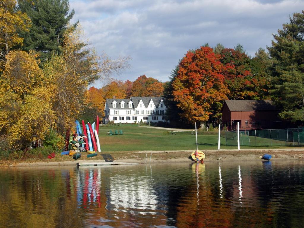 Inn At Pleasant Lake New London Exterior photo