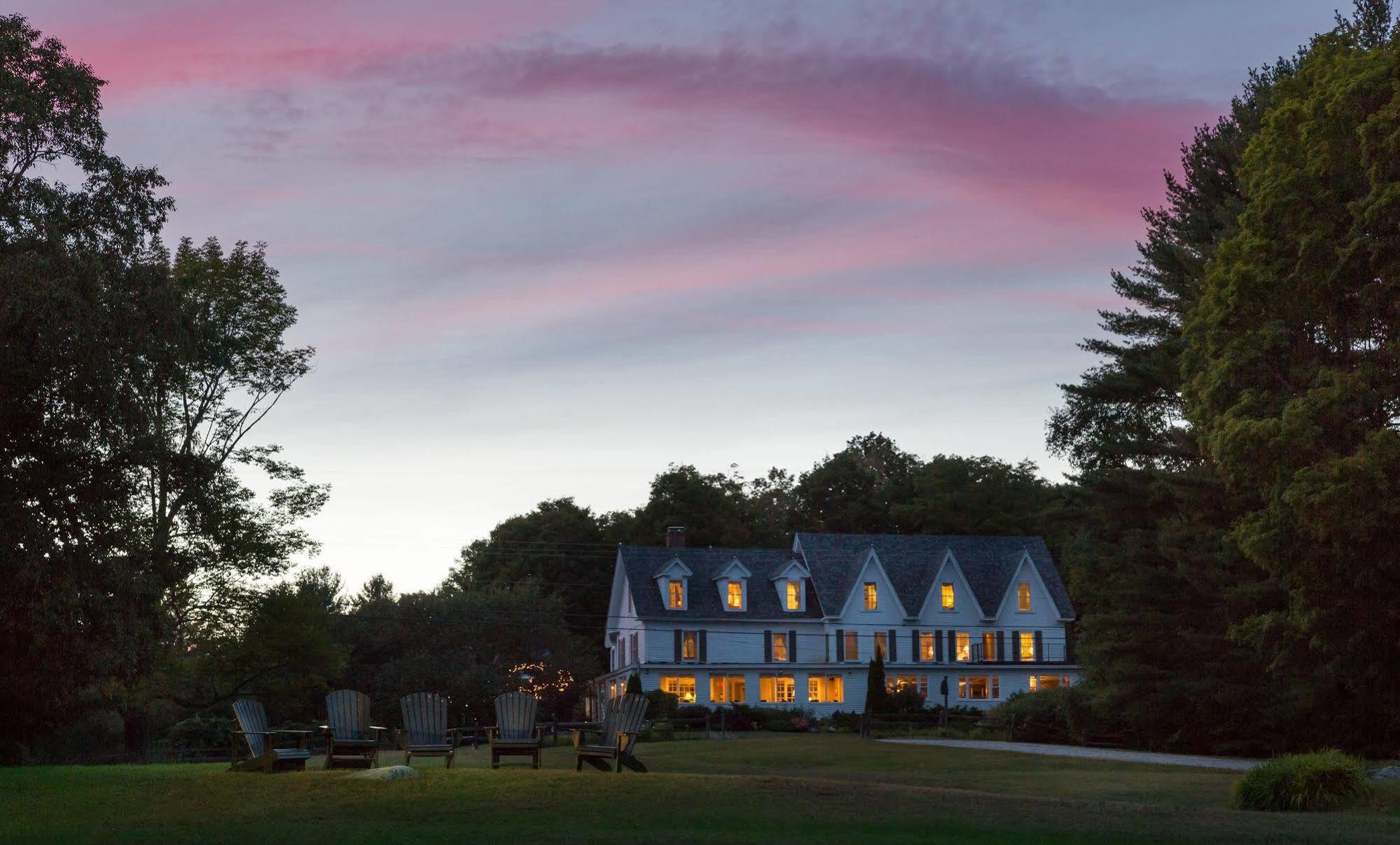 Inn At Pleasant Lake New London Exterior photo