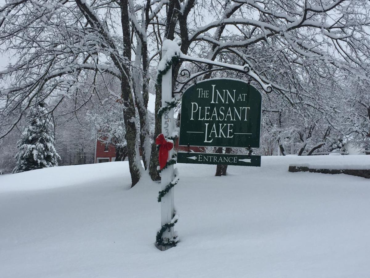 Inn At Pleasant Lake New London Exterior photo