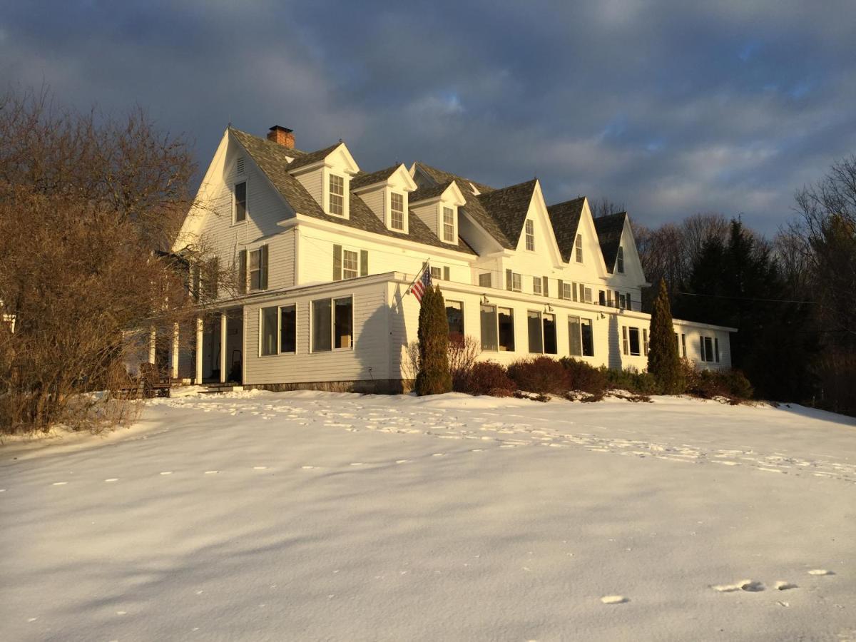 Inn At Pleasant Lake New London Exterior photo